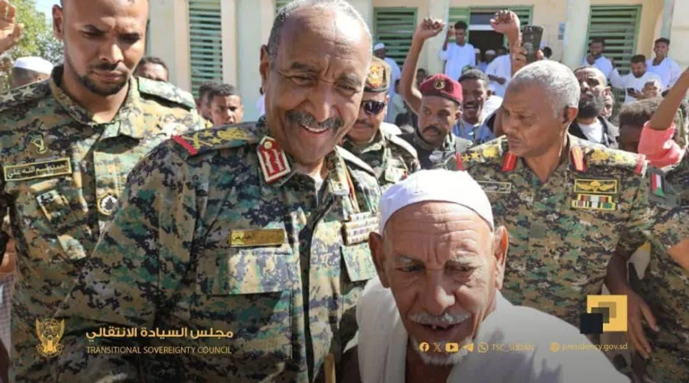 البرهان خلال زيارة إلى بلدة عد بابكر شرق العاصمة الخرطوم الجمعة (مجلس السيادة السوداني)