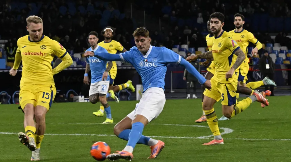 لورنزو لوكا مهاجم «نابولي» (إ.ب.أ)