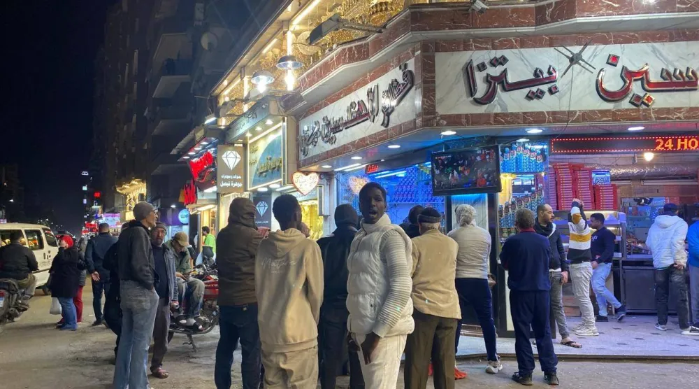 مصريون وسودانيون يتسمرون أمام شاشة لمتابعة ماتش مصر والسنغال في كأس الأمم الأفريقية يناير 2026 (الشرق الأوسط)