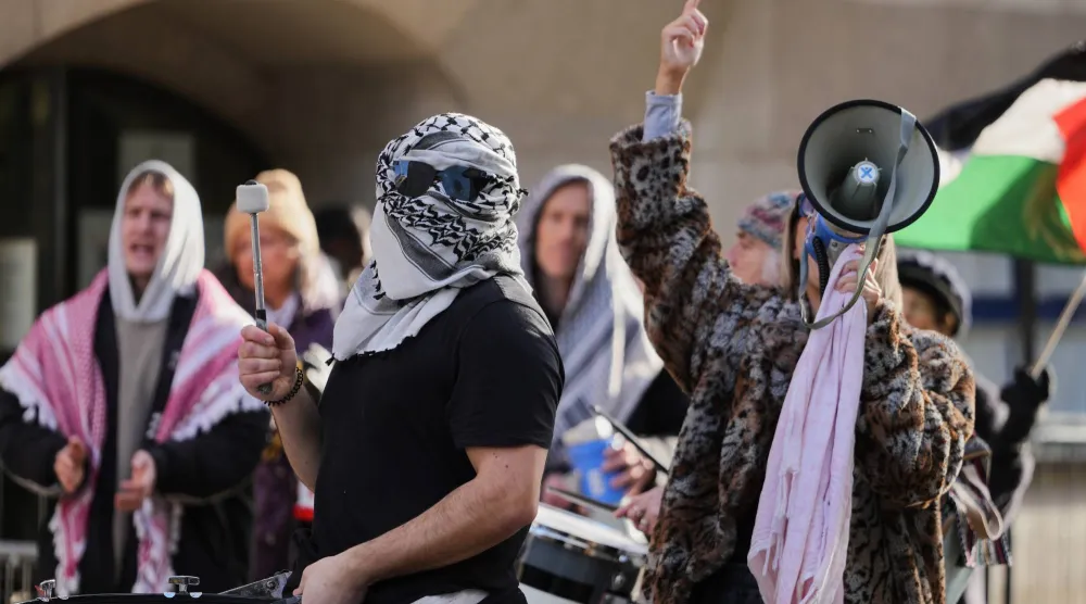 ناشطون مؤيدون للفلسطينيين خارج المحكمة في لندن (أ.ب)