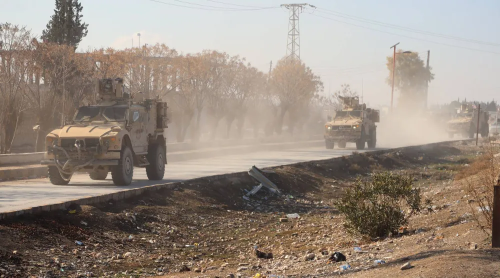 مركبات عسكرية أميركية تابعة للتحالف الدولي في دير حافر بحلب (أ.ب)