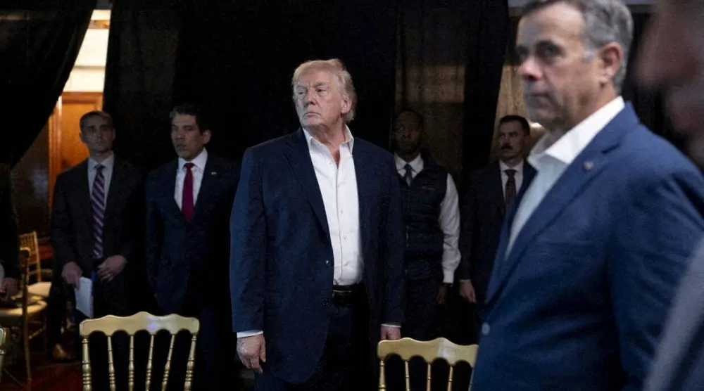 الرئيس الأميركي دونالد ترمب ومدير وكالة الاستخبارات المركزية جون راتكليف خلال متابعتهما عملية اعتقال مادورو من بالم بيتش، فلوريدا يوم 3 يناير (رويترز)