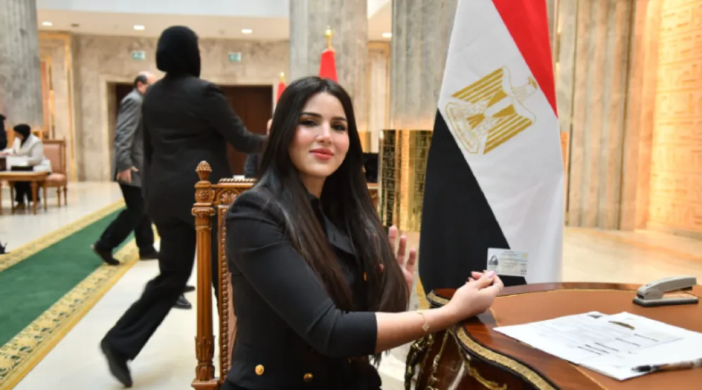 النائبة ريهام أبو الحسن خلال استلام كارنيه عضوية المجلس (حسابها على فيسبوك)