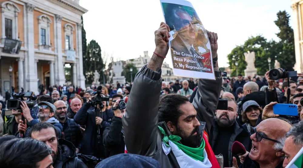 مظاهرة في روما الجمعة تأييداً لرضا بهلوي ابن شاه إيران الساعي للعب دور في الحراك الحالي والرغبة في العودة إلى طهران (رويترز)