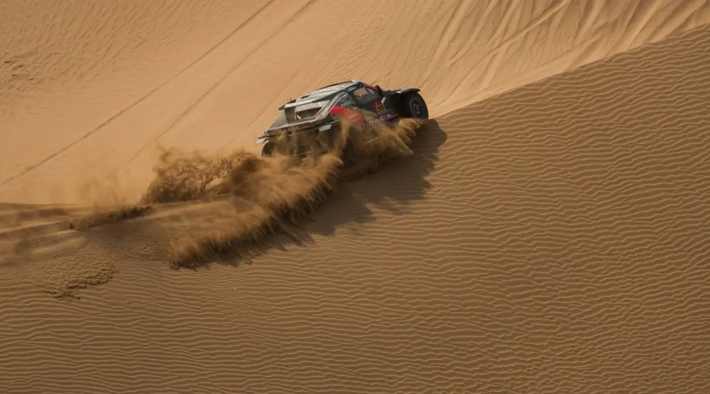 ناصر العطية خلال السباق (أ.ب)