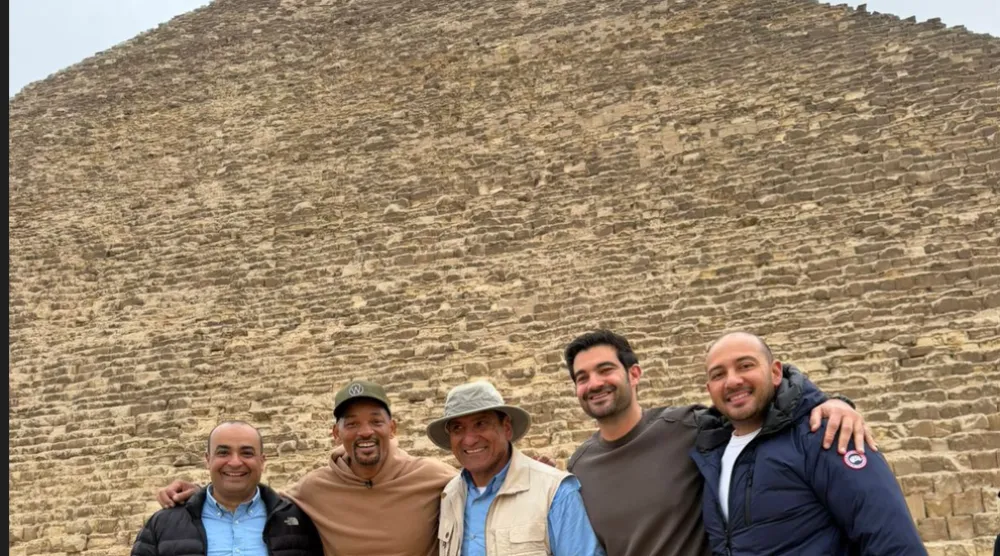 ويل سميث خلال زيارته الأهرامات (وزارة السياحة والآثار)