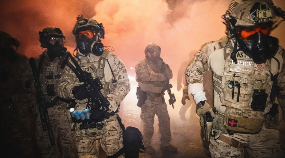 عناصر «أيس» استخدموا الغاز المسيل للدموع في موقع إطلاق نار شمالي مينيابولس يوم 14 يناير (د.ب.أ)