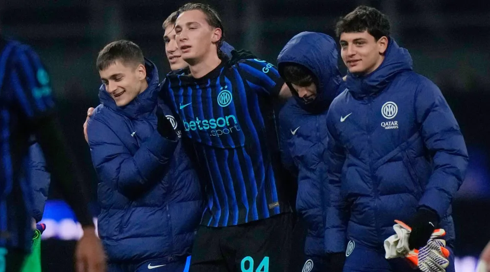 بيو إيسبوزيتو (وسط) وفرحة تسجيل هدف فوز إنتر على ليتشي (أ.ب)