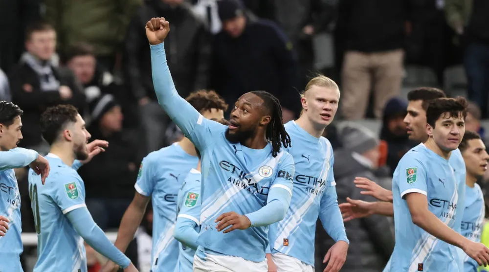 مانشستر سيتي يتطلع إلى مواصلة المنافسة على حصد اللقب (رويترز)