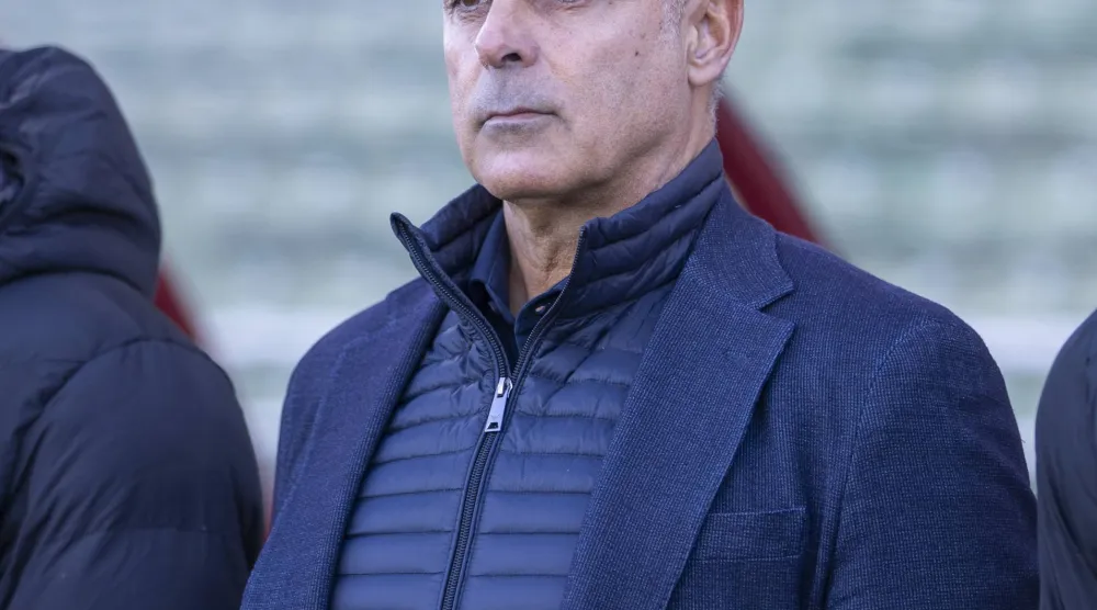 غوميز مدرب الفتح (تصوير: سعد الدوسري)