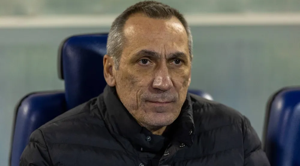 دونيس مدرب الخليج (تصوير: عيسى الدبيسي)