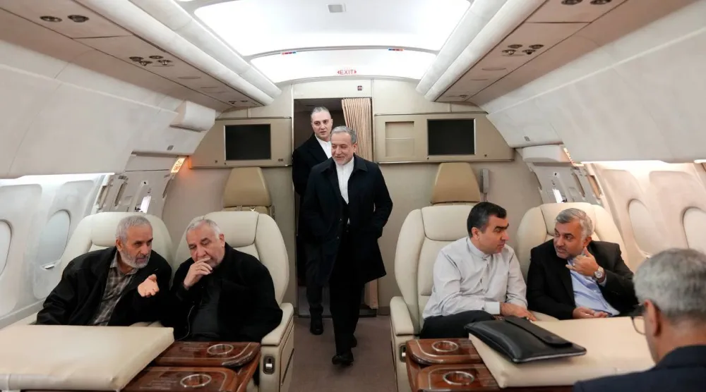 عراقجي على متن طائرة تقلّه إلى بيروت في 8 يناير الحالي (الخارجية الإيرانية)