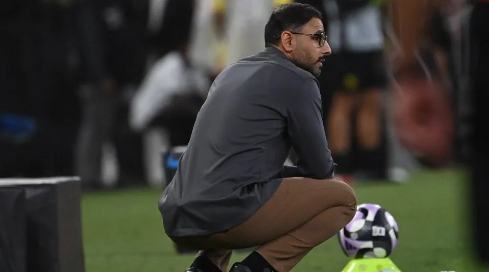 الشهري يراقب أداء لاعبيه خلال المباراة (الشرق الأوسط)