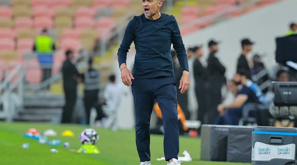 كونسيساو يوجّه لاعبيه خلال المباراة (تصوير: علي العمري)