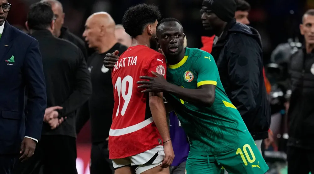 ماني يواسي مروان عطية عقب نهاية مباراة مصر والسنغال (أ.ب)