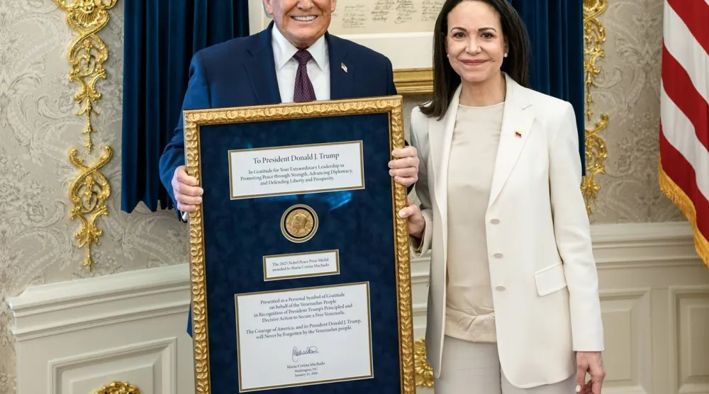 الرئيس الأميركي دونالد ترمب وزعيمة المعارضة الفنزويلية ماريا كورينا ماتشادو بعيد تسليمها ميدالية جائزة نوبل للسلام له خلال اجتماعهما في واشنطن يوم 15 يناير (البيت الأبيض)