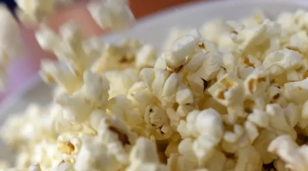 الفشار غني بالألياف لكنه يحتوي أيضاً على نسبة عالية من الملح والدهون غير الصحية (أ.ف.ب)