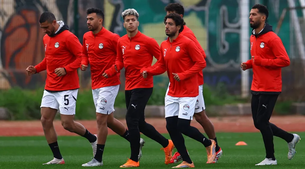 لاعبو مصر خلال استعداداتهم لملاقاة نيجيريا (رويترز)