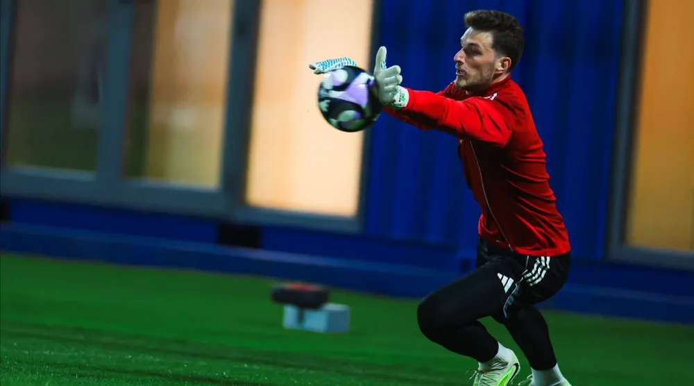 بينتو خلال تدريبات النصر الأخيرة (موقع النادي)