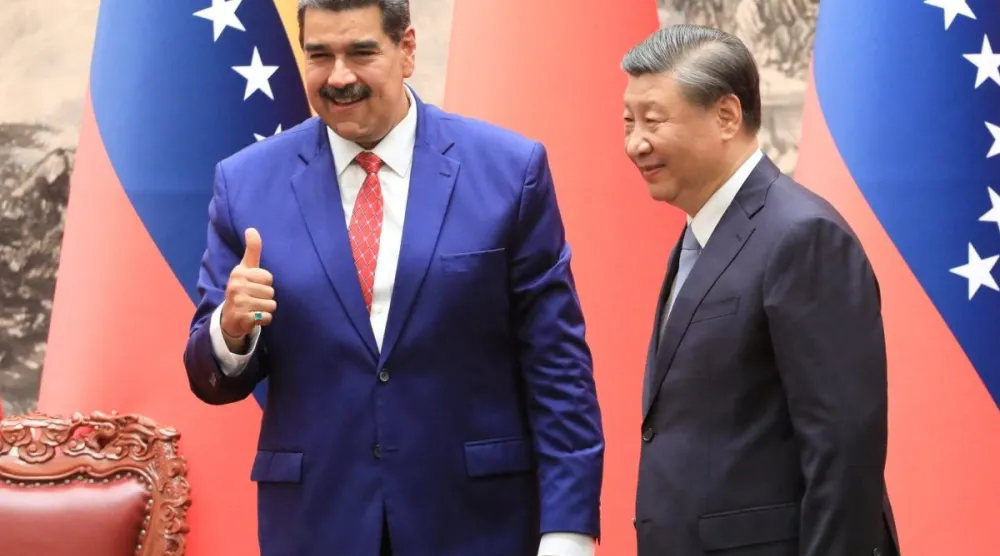 صولرة ارشيفية للقاء بين مادورو والرئيس الصيني شي جينبينغ (رويترز)