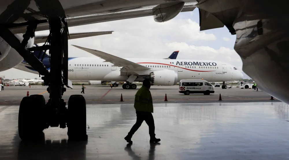 طائرة تابعة لشركة «إيرومكسيكو» في مطار بينيتو خواريز الدولي بمدينة مكسيكو (رويترز)