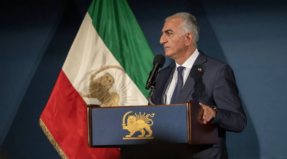 رضا بهلوي يتحدث خلال مؤتمر صحافي في بواشنطن يوم أمس (د.ب.أ)