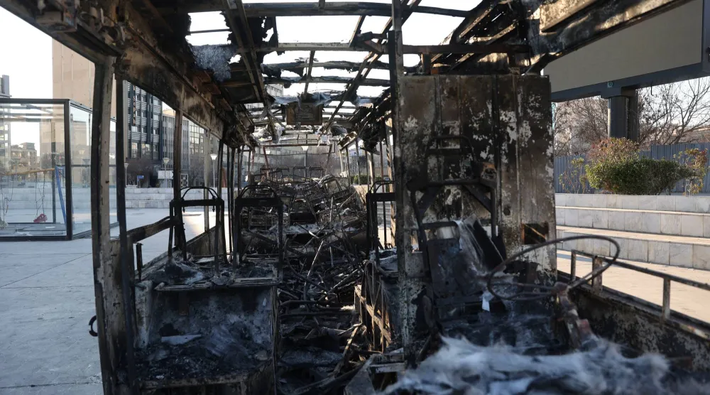  حافلة محترقة خلال احتجاجات في أحد شوارع طهران (رويترز)