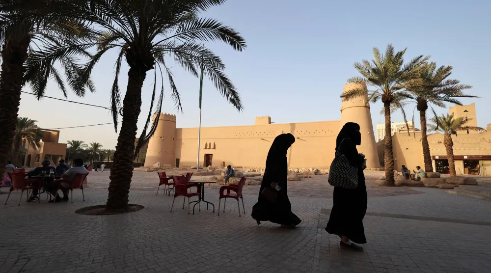 نساء يمشين أمام متحف قصر المصمك في الرياض (أ.ف.ب)