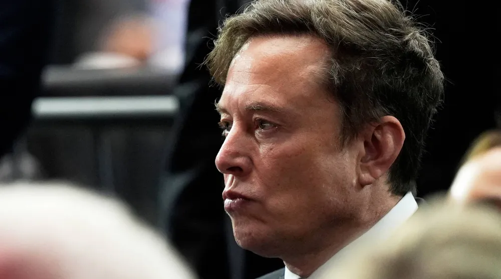 إيلون ماسك يحضر مراسم تأبين الناشط المحافظ تشارلي كيرك في سبتمبر الماضي (أ.ب)