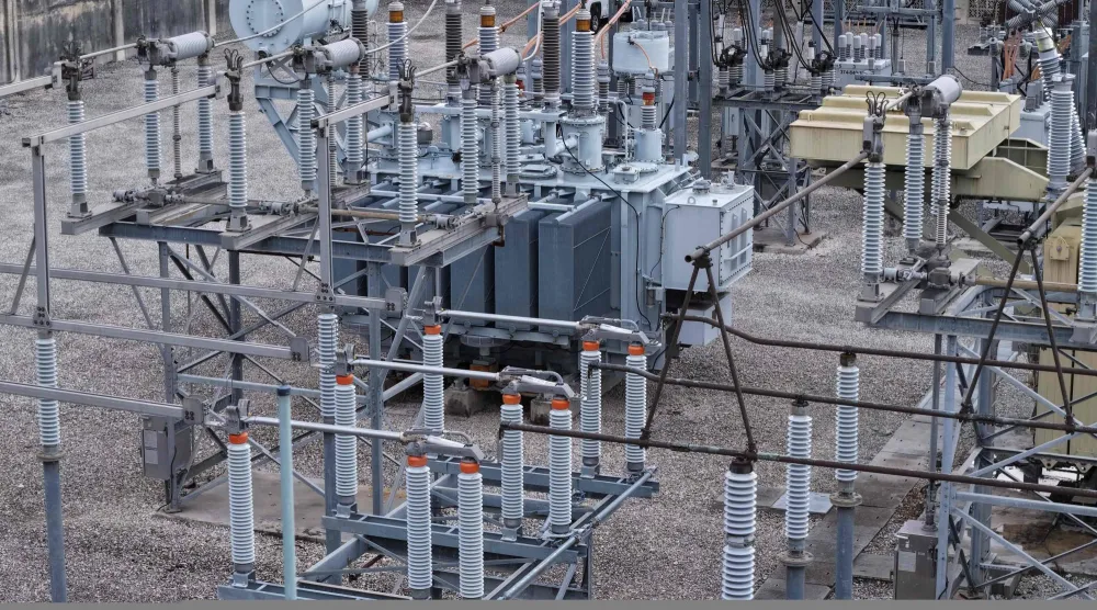 خطوط نقل طاقة تمر عبر محطة فرعية على طول شبكة الكهرباء في ميامي (أ.ف.ب)