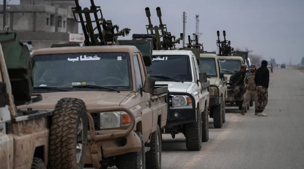 قوات من الجيش السوري تدخل دير حافر بريف حلب الشرقي اليوم (إ.ب.أ)