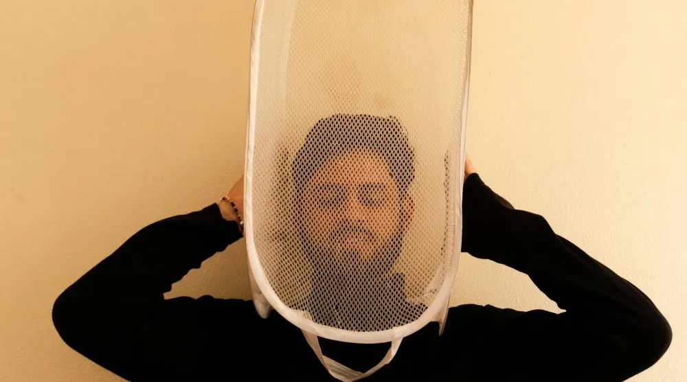 ما العلاقة بين الوراثة والعوامل البيئية في النرجسية؟ (بكسلز)