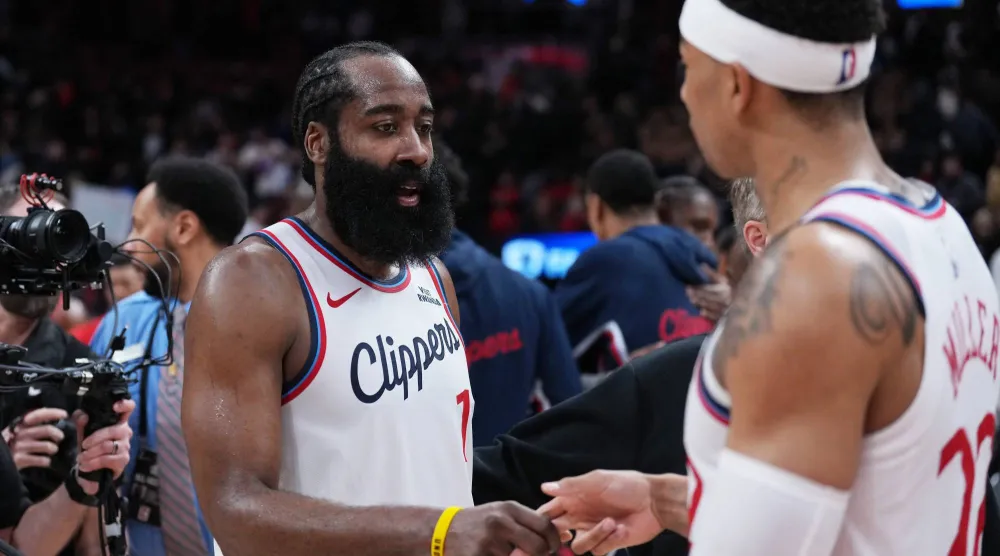 جيمس هاردن قاد كليبرز للفوز على رابتورز (رويترز)