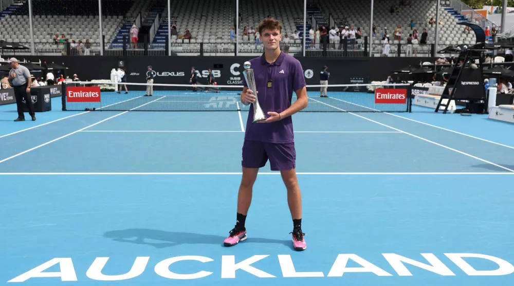 التشيكي ياكوب مينشيك يحتفل بلقب أوكلاند (أ.ف.ب)