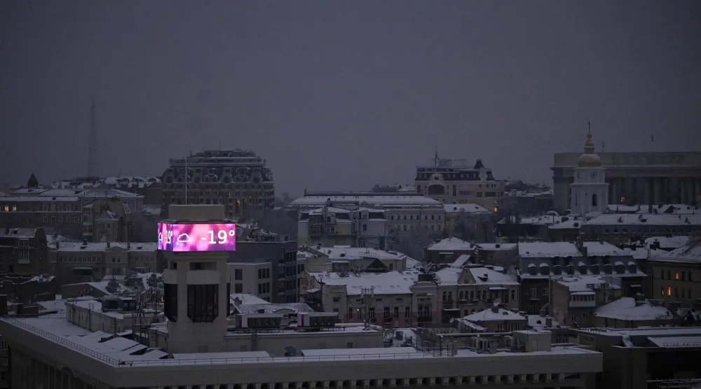صورة لكييف حيث تظهر شاشة كبيرة تُظهر درجة حرارة بلغت -19 مئوية في خضم الغزو الروسي لأوكرانيا (أ.ف.ب)