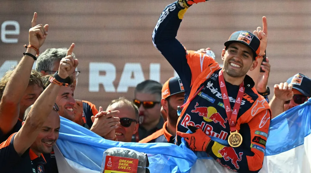 الأرجنتيني لوسيانو بينافيدس يحتفل بفوزه برالي داكار السعودية (أ.ف.ب)