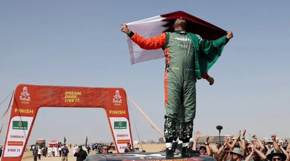 القطري ناصر العطية يحتفل بلقب «داكار» (رويترز)