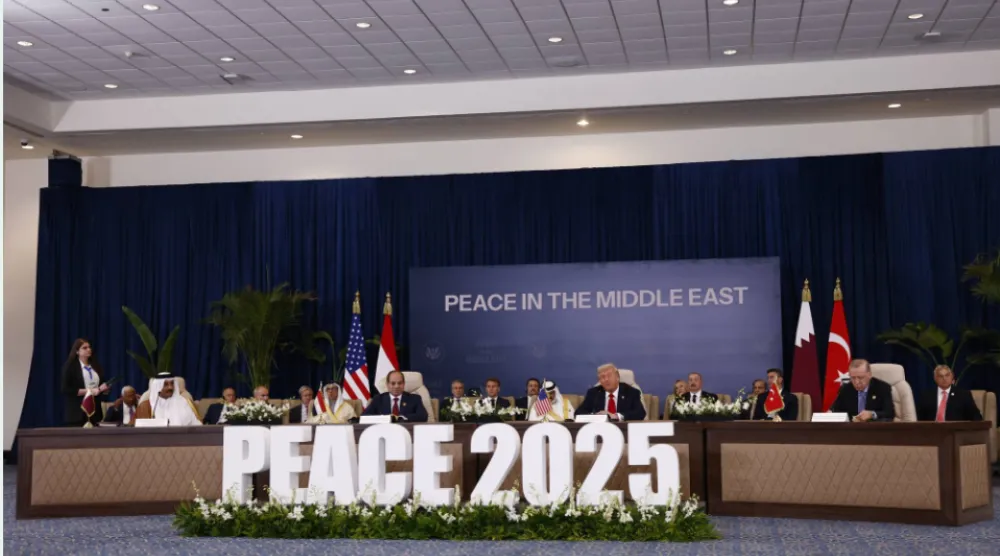 قادة أميركا ومصر وقطر وتركيا خلال التوقيع على وثيقة «وقف الحرب» في غزة أثناء قمة بمدينة شرم الشيخ المصرية في أكتوبر الماضي (إ.ب.أ)