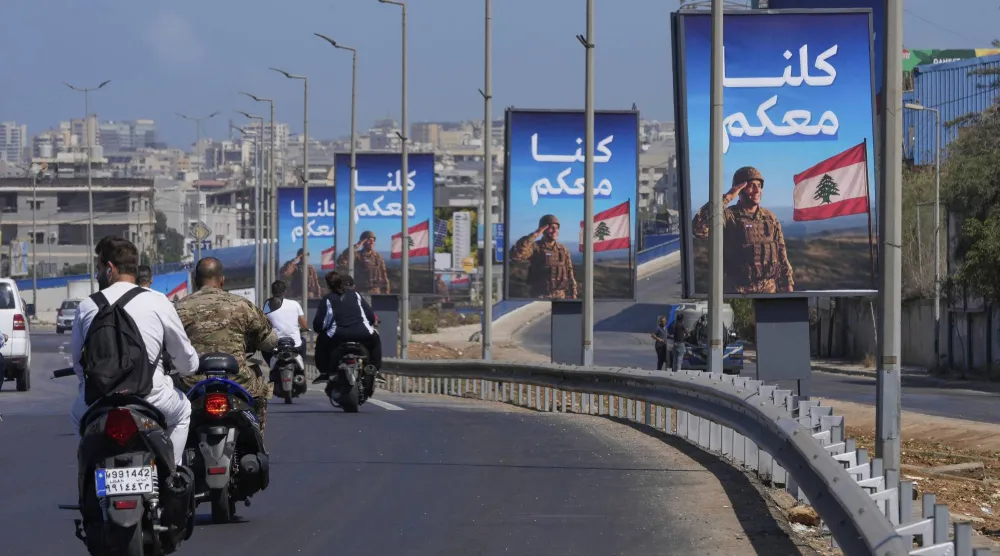 شعارات داعمة للجيش اللبناني مثبتة على طريق مطار رفيق الحريري الدولي في بيروت (أرشيفية - أ.ب)