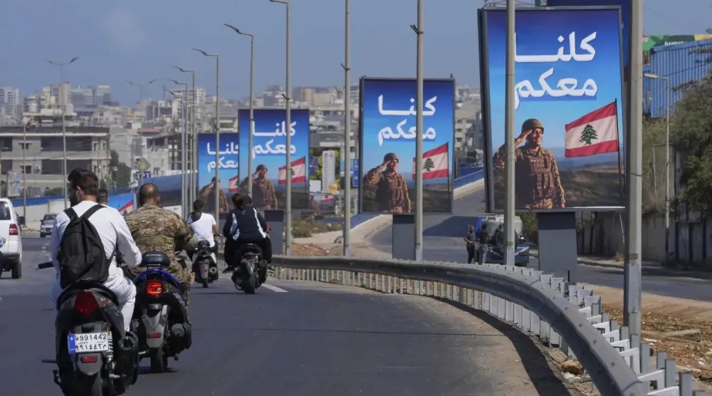 Beyrut'taki Refik Hariri Uluslararası Havalimanı yolunda Lübnan ordusunu destekleyen afişler (Arşiv – AP)