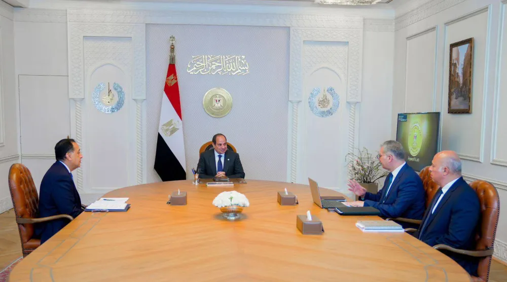 السيسي خلال اجتماعه مع رئيس الوزراء ووزير البترول الذي عرض آخر التطورات الخاصة بقطاع التعدين المصري (رئاسة الجمهورية)