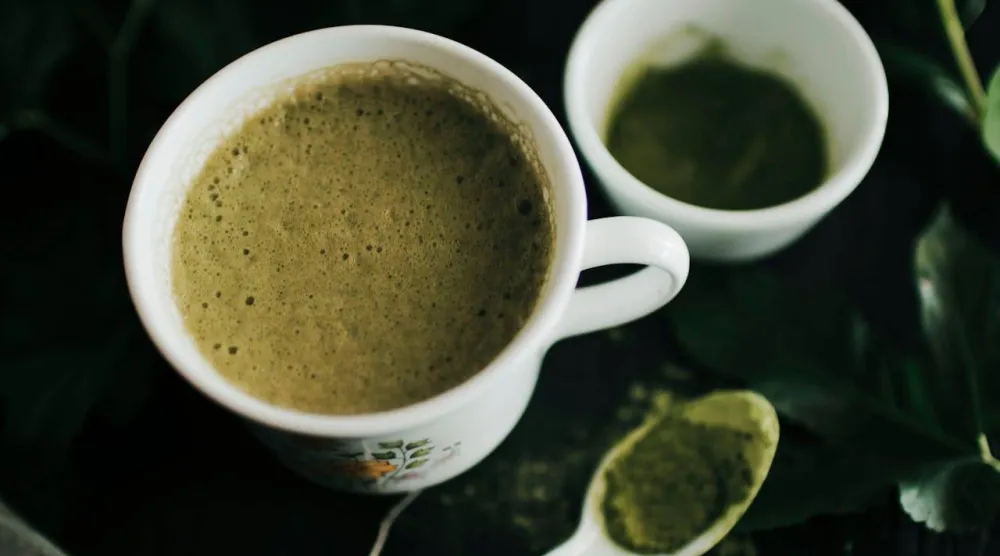 التحول إلى شاي الماتشا قد يحمل فائدة لمن يعانون من التوتر والقلق (بيكسلز)