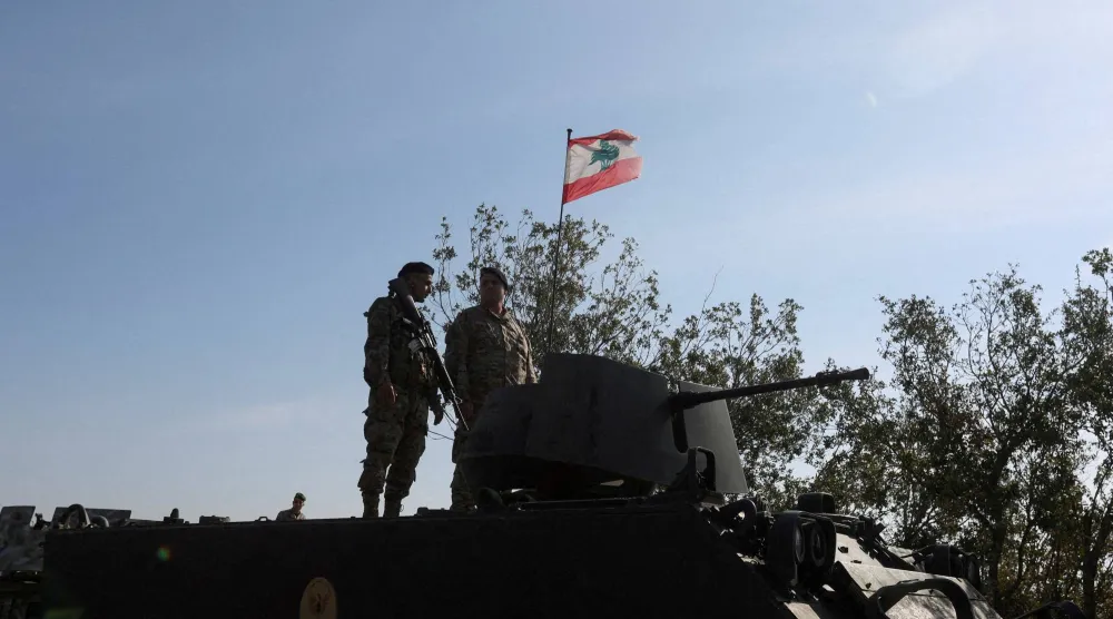 عناصر من الجيش اللبناني على متن آلية عسكرية إلى جانب الحدود مع إسرائيل (أرشيفية - رويترز)