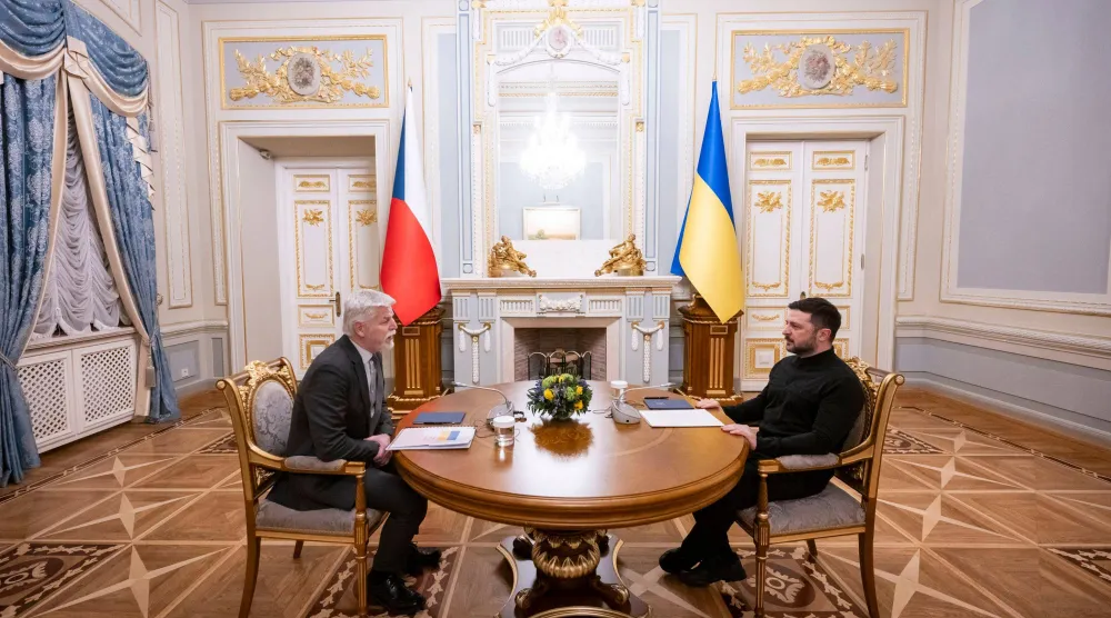 زيلينسكي مع رئيس جمهورية التشيك بيتر بافيل في كييف (أ.ف.ب)