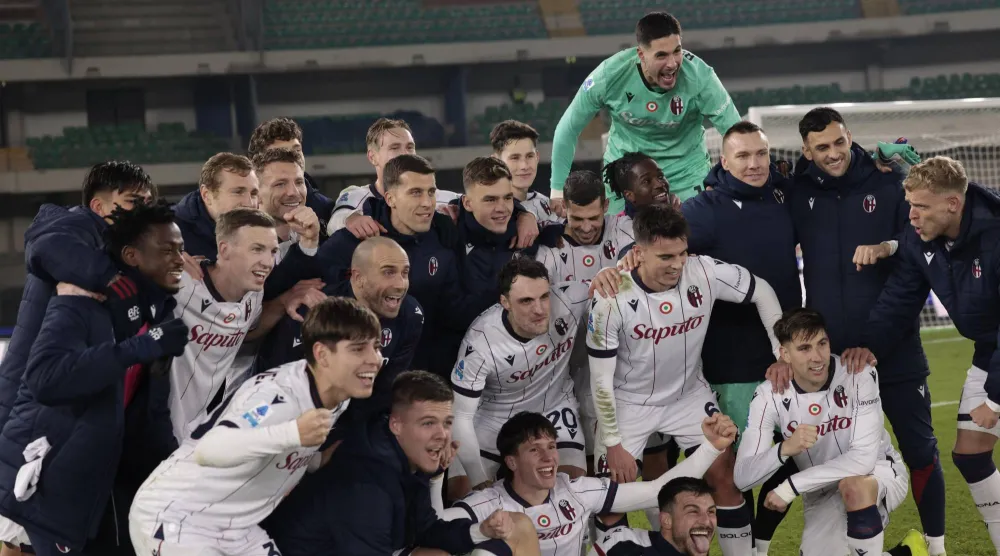 احتفالية لاعبي بولونيا بالفوز على فيرونا في ملعبه (إ.ب.أ)