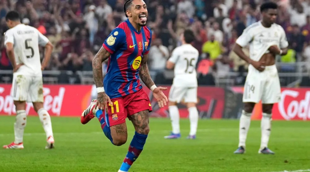 رافينيا جناح برشلونة المتألق (أ.ب)