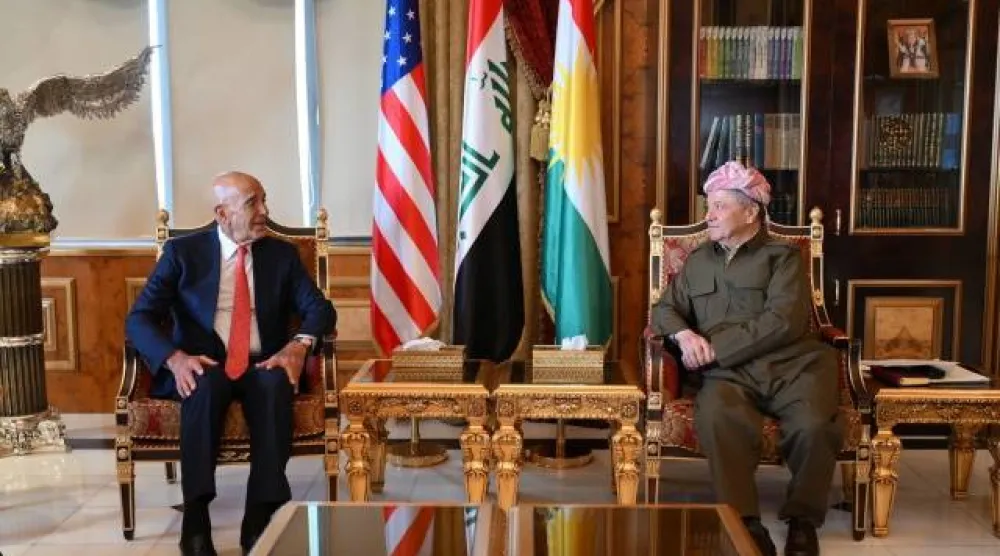 الزعيم الكردي مسعود بارزاني خلال استقباله سفير الولايات المتحدة لدى تركيا توماس براك في مدينة بيرمام (مصيف صلاح الدين) بمحافظة أربيل السبت (الحزب الديمقراطي الكردستاني)