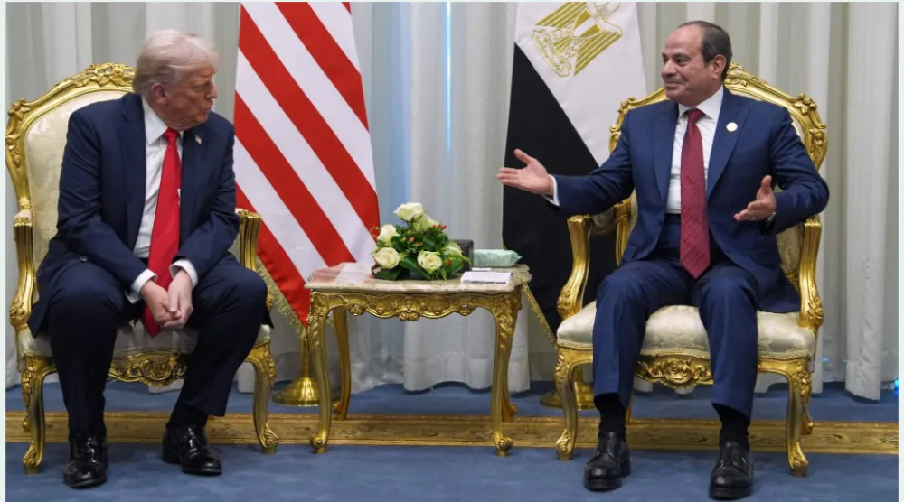 الرئيس المصري عبد الفتاح السيسي ونظيره الأميركي دونالد ترمب خلال لقاء بمدينة شرم الشيخ في أكتوبر الماضي (أ.ف.ب) 