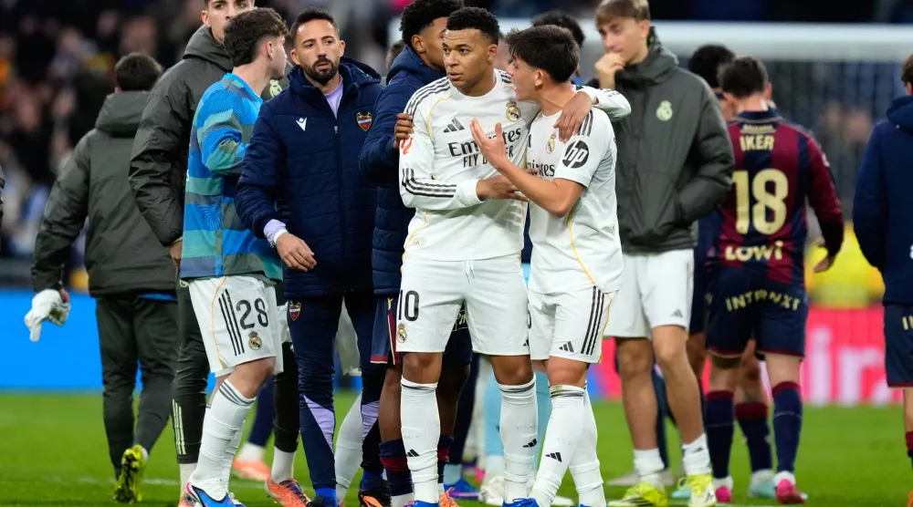 فرحة لاعبي ريال مدريد بالفوز على ليفانتي (أ.ب)