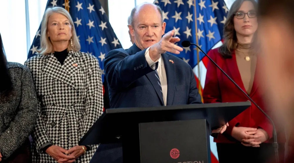 السيناتور كريس كونز (وسط) محاطاً بأعضاء من الكونغرس في كوبنهاغن (أ.ب)